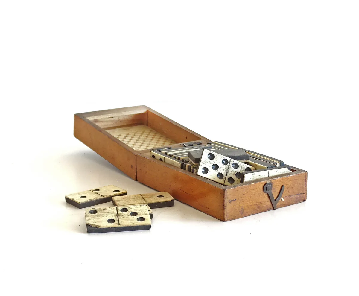 Juego de dominó en hueso y ébano siglo XIX