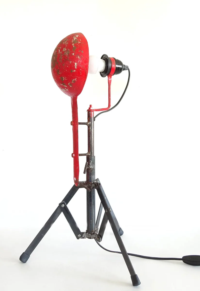 Lámpara industrial roja sobre trípode